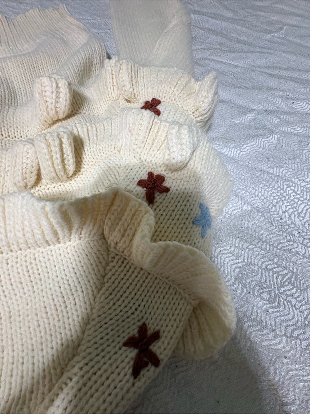 FREE THE ROSES Sweater Size Small - Picture 10 of 11